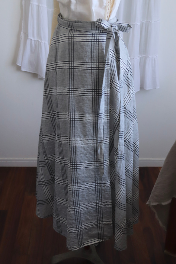 リネン・チェック柄ロング巻きスカート 4枚目の画像