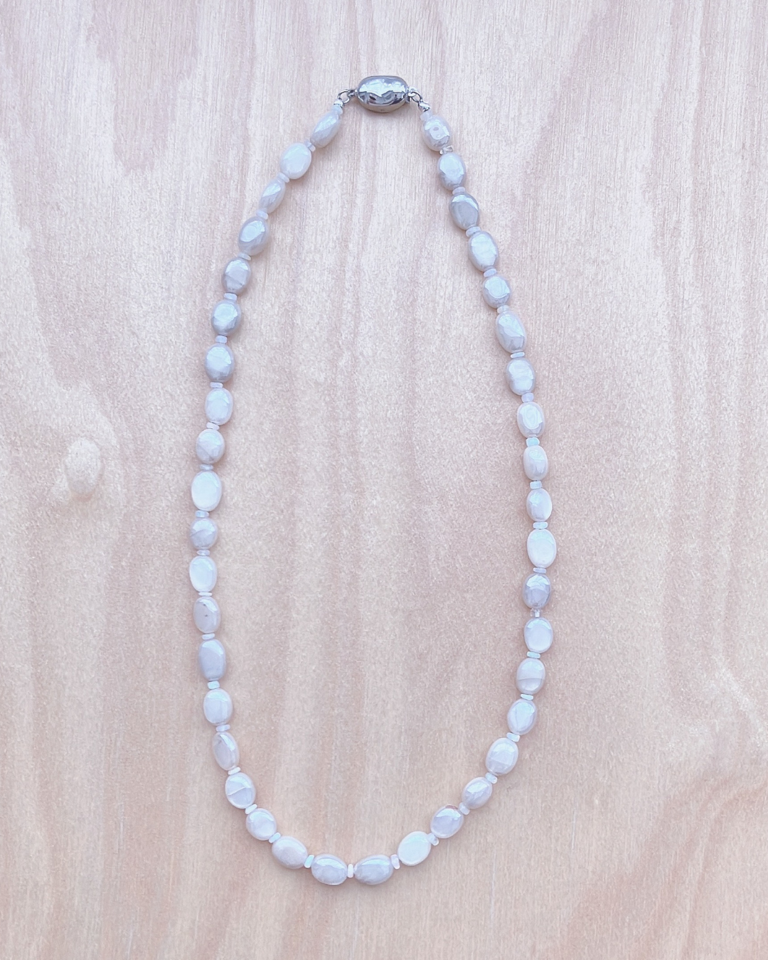 穏やかな光の連なり | ホワイトムーンストーンとオパールのネックレス