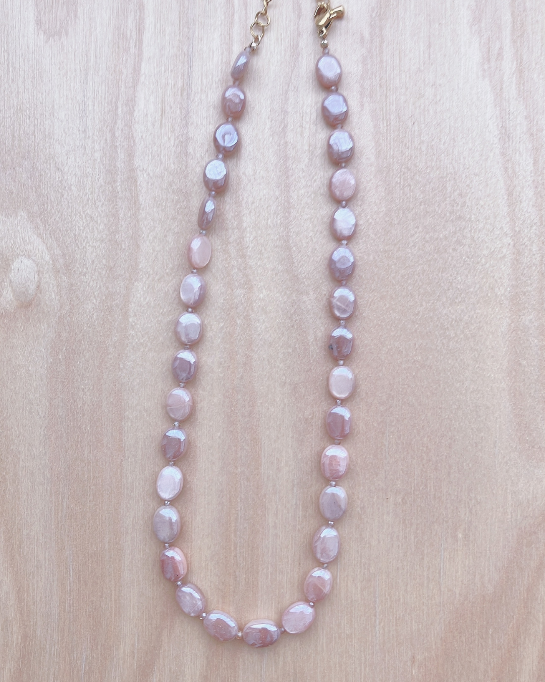 温かな光を纏う | ピンクムーンストーンとブラウンジルコンのネックレス