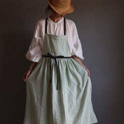 ふっくら厚さ2倍のとろみダブルガーゼとコットンリネンのリボンのギャザーたっぷりバイカラーエプロン／オパールグリーン 6枚目の画像