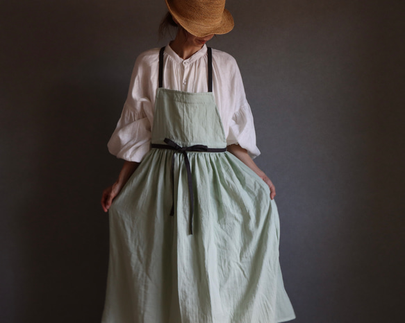 ふっくら厚さ2倍のとろみダブルガーゼとコットンリネンのリボンのギャザーたっぷりバイカラーエプロン／オパールグリーン 6枚目の画像