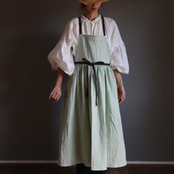 ふっくら厚さ2倍のとろみダブルガーゼとコットンリネンのリボンのギャザーたっぷりバイカラーエプロン／オパールグリーン 13枚目の画像