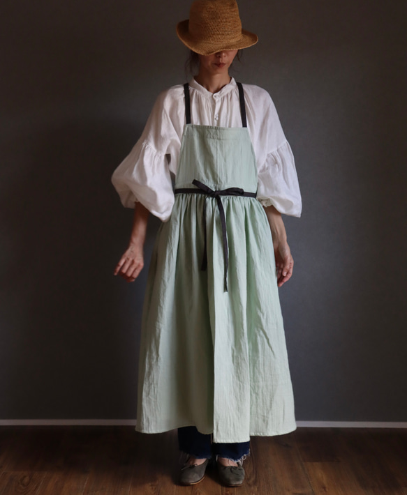ふっくら厚さ2倍のとろみダブルガーゼとコットンリネンのリボンのギャザーたっぷりバイカラーエプロン／オパールグリーン 13枚目の画像