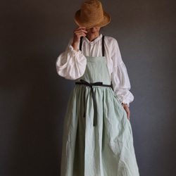 ふっくら厚さ2倍のとろみダブルガーゼとコットンリネンのリボンのギャザーたっぷりバイカラーエプロン／オパールグリーン 4枚目の画像