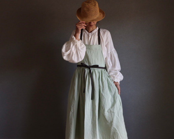 ふっくら厚さ2倍のとろみダブルガーゼとコットンリネンのリボンのギャザーたっぷりバイカラーエプロン／オパールグリーン 4枚目の画像