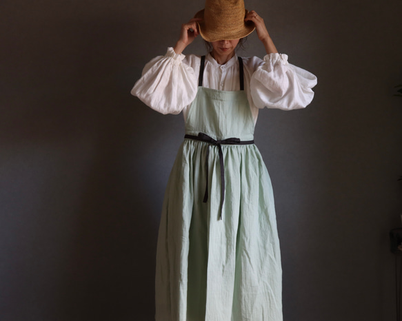 ふっくら厚さ2倍のとろみダブルガーゼとコットンリネンのリボンのギャザーたっぷりバイカラーエプロン／オパールグリーン 9枚目の画像