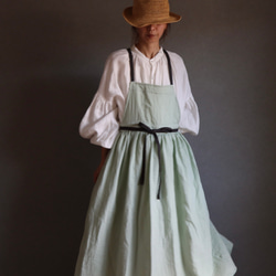ふっくら厚さ2倍のとろみダブルガーゼとコットンリネンのリボンのギャザーたっぷりバイカラーエプロン／オパールグリーン 3枚目の画像