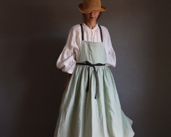 ふっくら厚さ2倍のとろみダブルガーゼとコットンリネンのリボンのギャザーたっぷりバイカラーエプロン／オパールグリーン 3枚目の画像