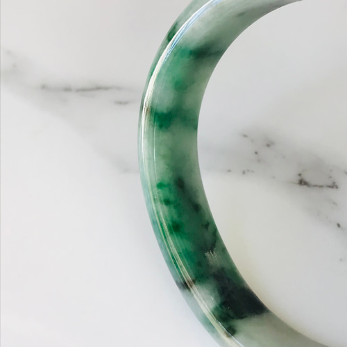 バングル　翡翠　ミャンマーのジェダイト B310-079］ ジェイド ヒスイ 本翡翠 くりぬき バングル 天然石