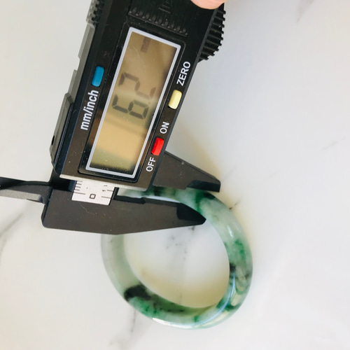 翡翠バングル？ くりぬき彫刻翡翠バングル014_63mm 【A翡翠.com】