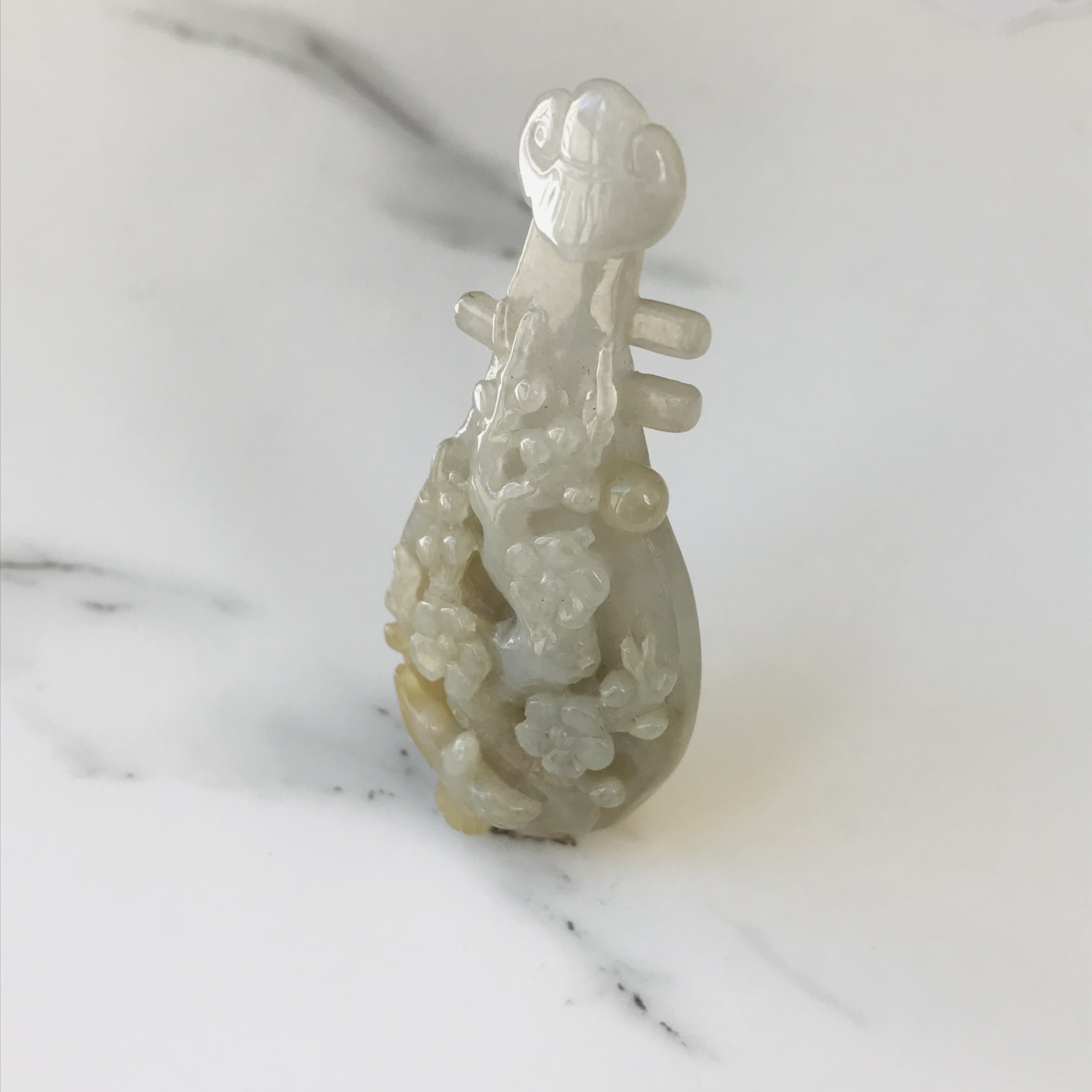 [P300-005］ジェイド　JADE  ヒスイ　本翡翠　ペンダントトップ　ミャンマー産　カービング