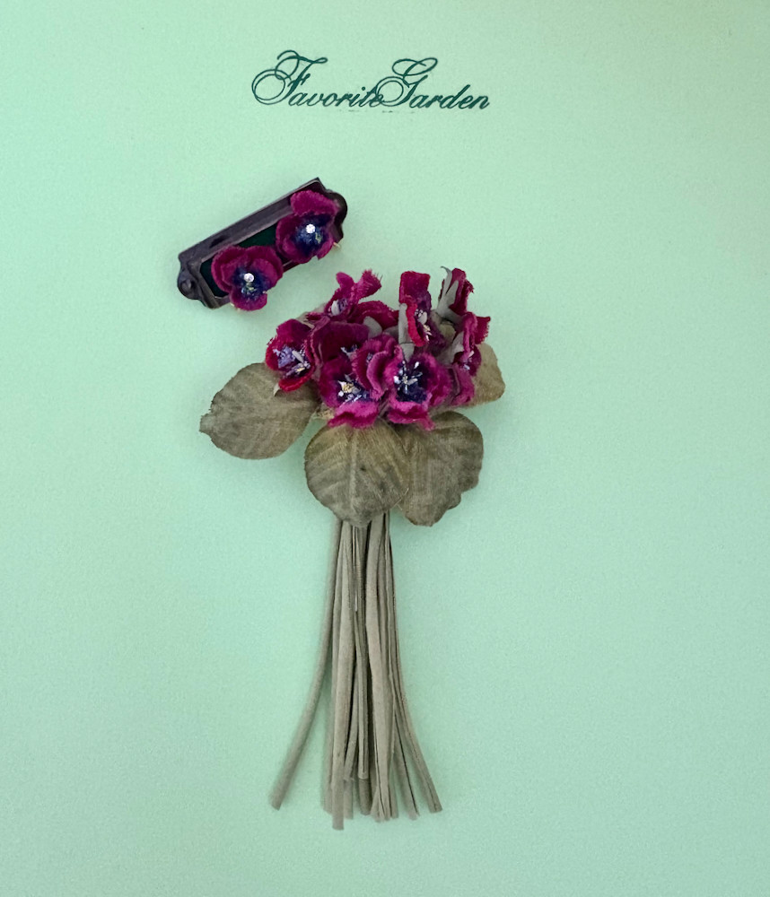 レッドパープルのパンジー コサージュとイヤリングのセット