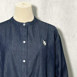 女士印花貓咪刺繡淺藍色肩領長袖襯衫，可愛又時尚。 第1張的照片