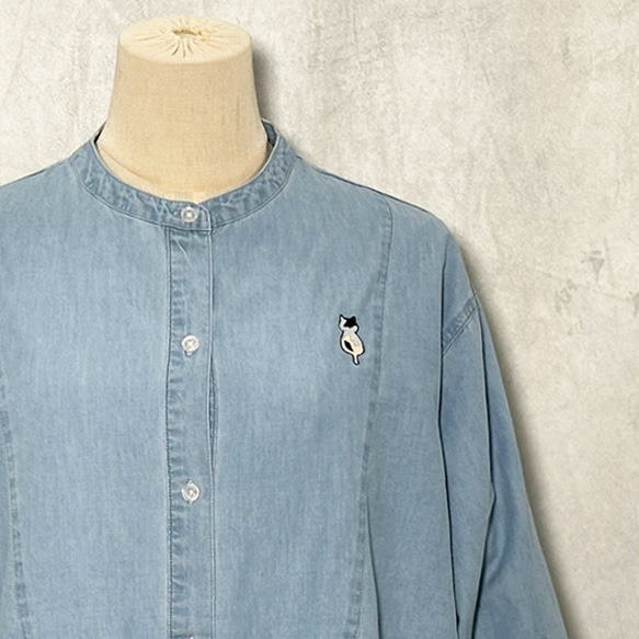 女士印花貓咪刺繡淺藍色肩領長袖襯衫，可愛又時尚。 第3張的照片