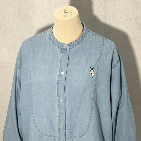 女士印花貓咪刺繡淺藍色肩領長袖襯衫，可愛又時尚。 第5張的照片