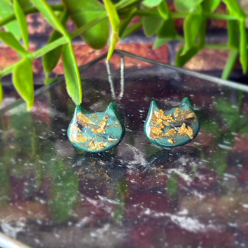 受注生産】くすみカーキの大理石調にゃんこピアス・イヤリング ピアス