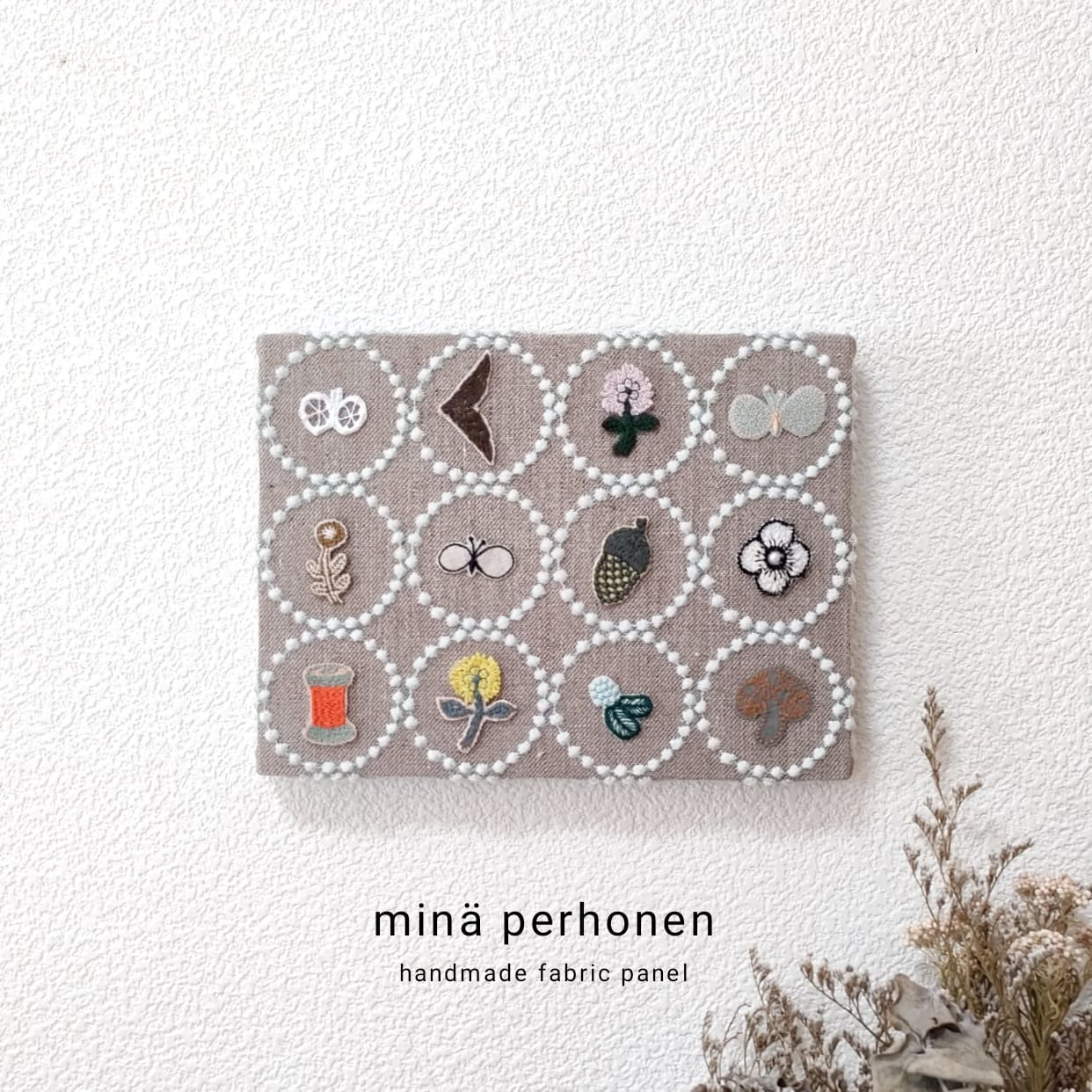 ミニ　ファブリックパネル　ミナペルホネン　インテリア　タンバリン　ブラウン　茶色　プレゼント　北欧　お花　チョウチョ