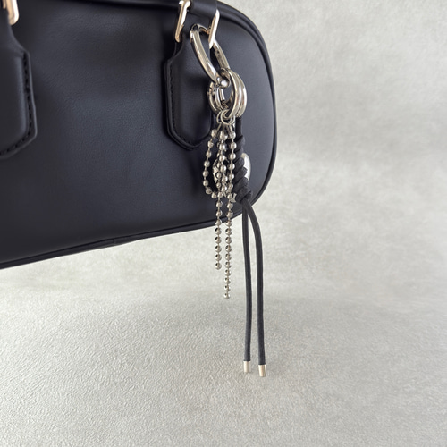 いつものバッグにトレンド感を| ブラック | ボールチェーンと