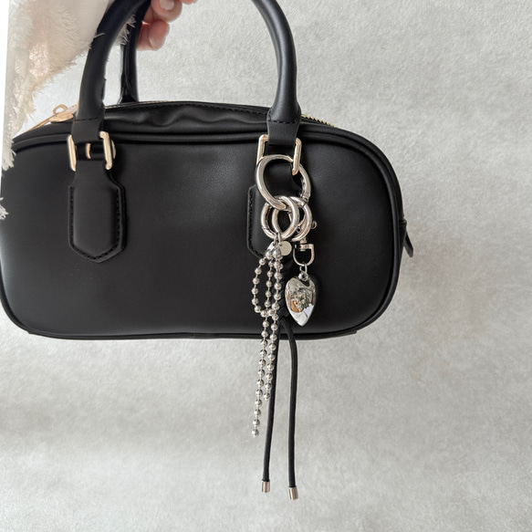 いつものバッグにトレンド感を(ブラック) | ボールチェーンとハート