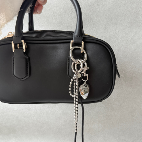 いつものバッグにトレンド感を| ブラック | ボールチェーンと