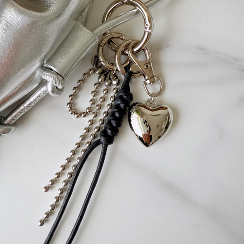 いつものバッグにトレンド感を| ブラック | ボールチェーンとハート
