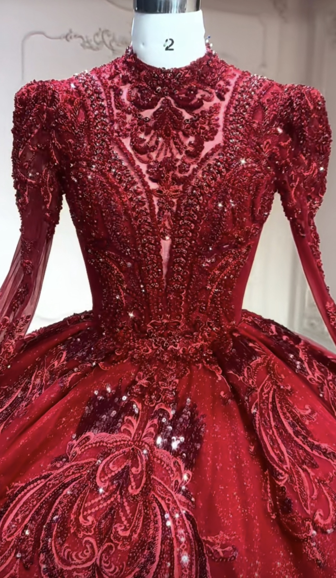 憧れのドレス　ドッド赤　カラードレス　イリュージョンネック　長袖　秋婚冬婚春婚　華やかなトレーン　背中見せ　コンテスト