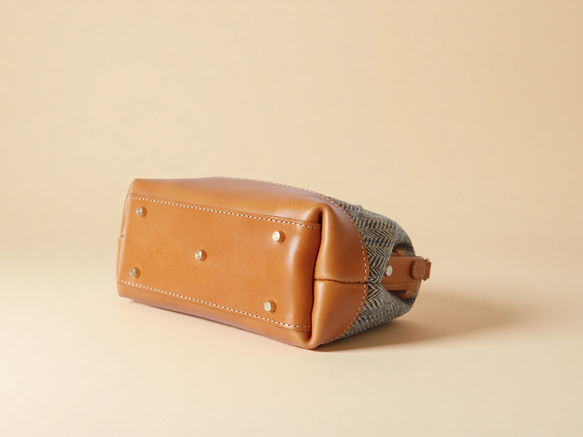 羊毛 x 皮革拼接雙扣包 | 復古經典 第9張的照片