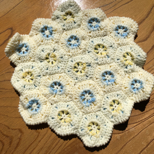 ふんわりお花のかぎ針編み座布団（39cm／イエロー×ブルー）座布団