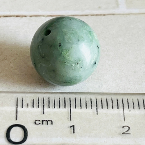 幻のヒスイ 北海道 日高翡翠 穴あき 丸玉 第三の翡翠 天然石 東洋