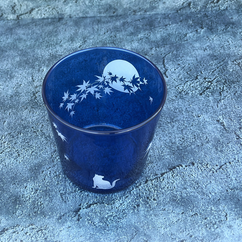 メロウグラスさんの青いお月様の作品 満月紅葉と猫」 秋の夜長を楽しむ 青いロックグラス グラス 秋月