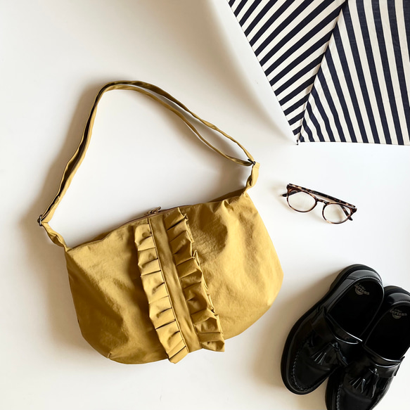 【受注生産】〈秋の新色〉旅行やフェスにも◎ 撥水加工・軽量 ・ダブルファスナーフリルショルダーバッグ ・M・マスタード 1枚目の画像