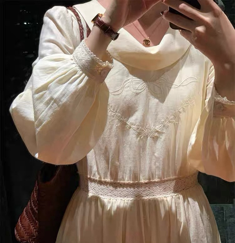 デコルテネック刺繍付き　長袖ロングワンピース　ウエストリボン　ポケット付き【春秋冬】アイボリー