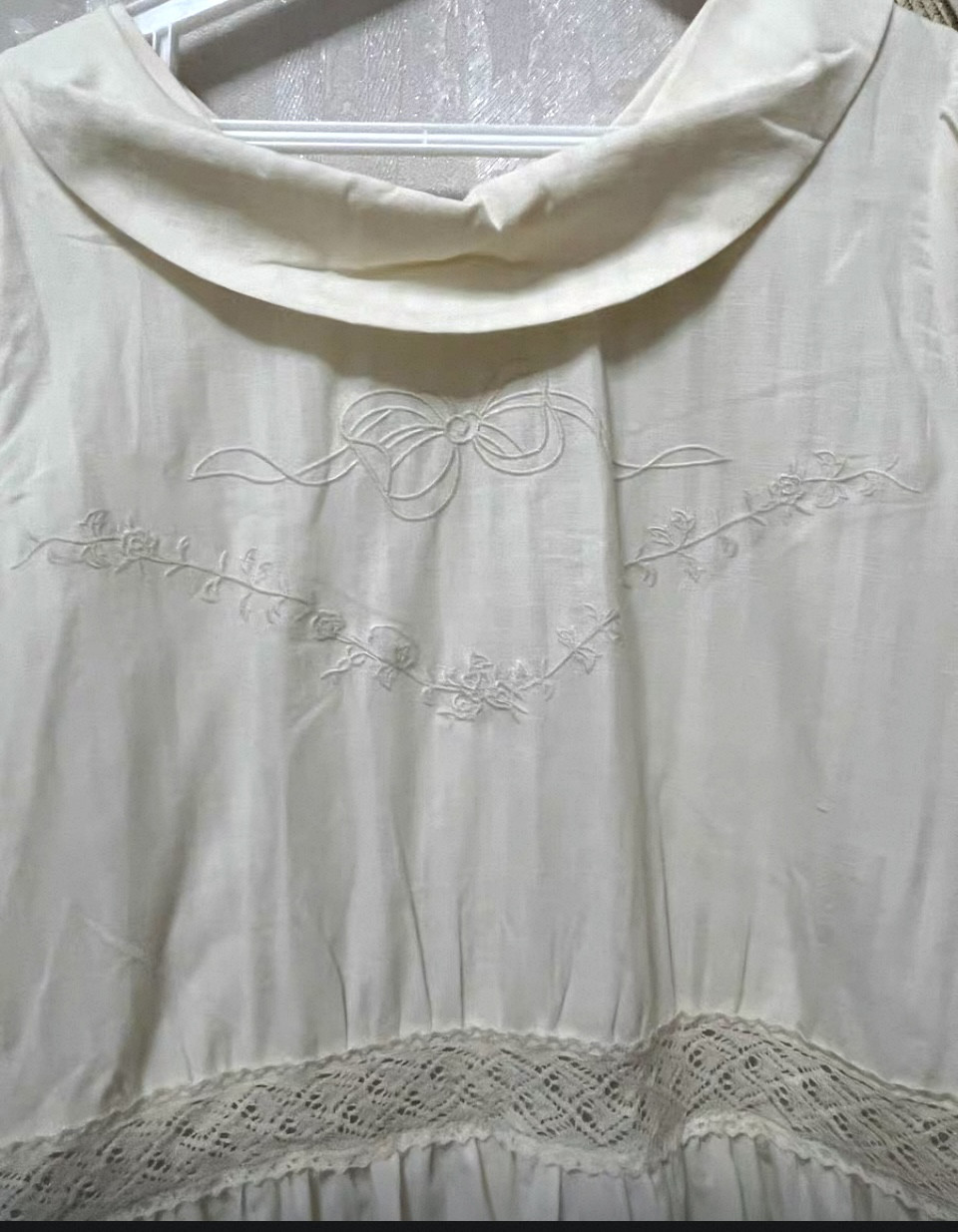 デコルテネック刺繍付き　長袖ロングワンピース　ウエストリボン　ポケット付き【春秋冬】アイボリー