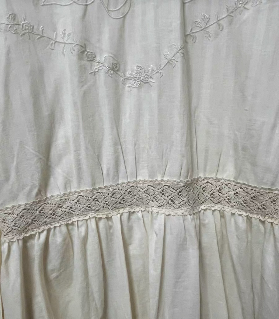 デコルテネック刺繍付き　長袖ロングワンピース　ウエストリボン　ポケット付き【春秋冬】アイボリー