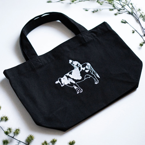 刺繍】牛さんと牛柄ネコさんのミニトートバッグ（ブラック）｜ランチ