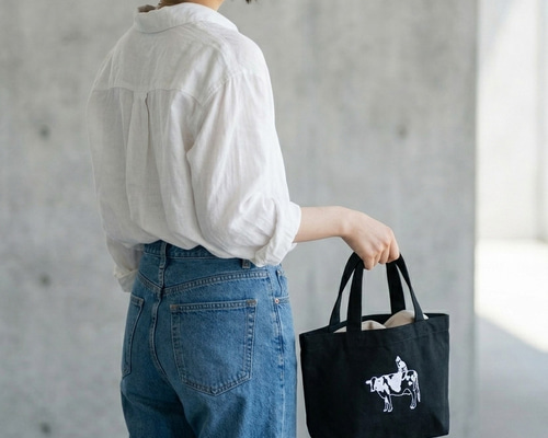 刺繍】牛さんと牛柄ネコさんのミニトートバッグ（ブラック）｜ランチ