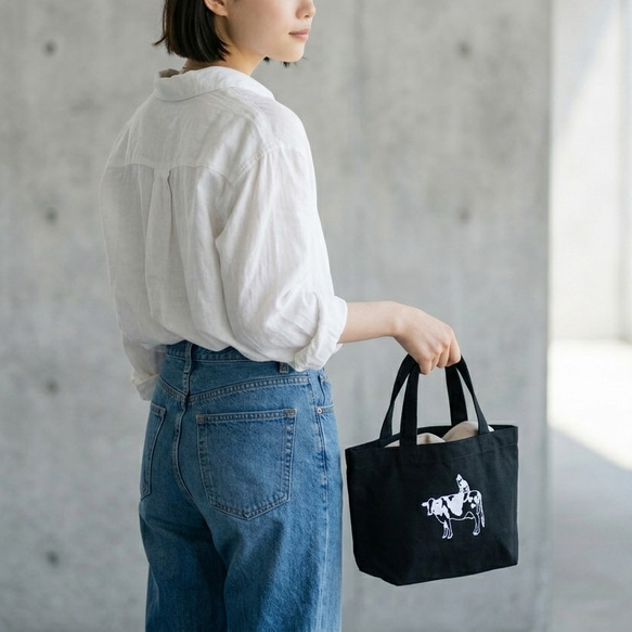刺繍】牛さんと牛柄ネコさんのミニトートバッグ（ブラック）｜ランチ
