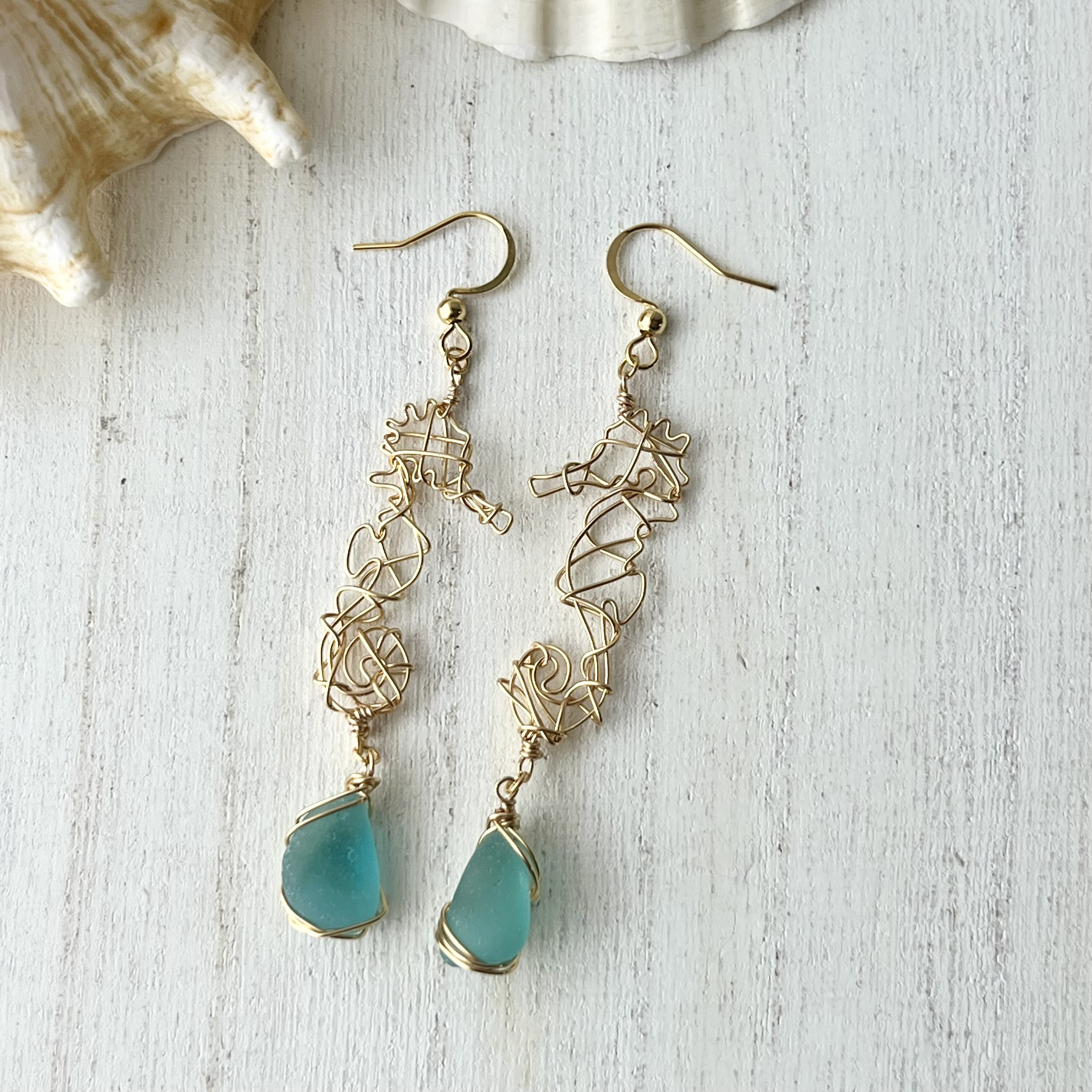 海色シーグラスを持つ幸せの象徴タツノオトシゴのピアス〝yurayura〟