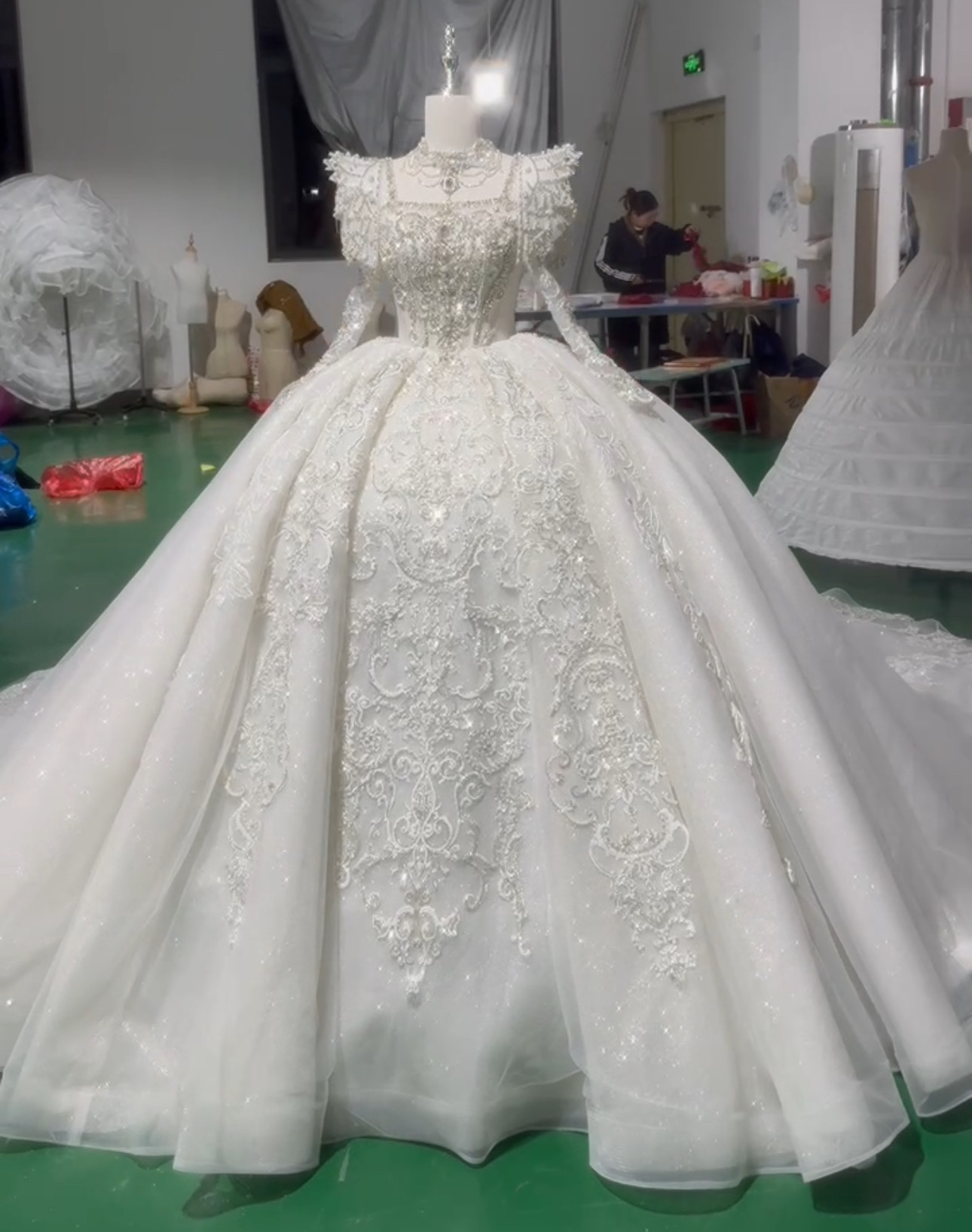 優雅なレース　スクエアネック　海外挙式　上品　痩せて見える　可愛い　長袖　編み上げ　ロングトレーン前撮り二次会パーティー