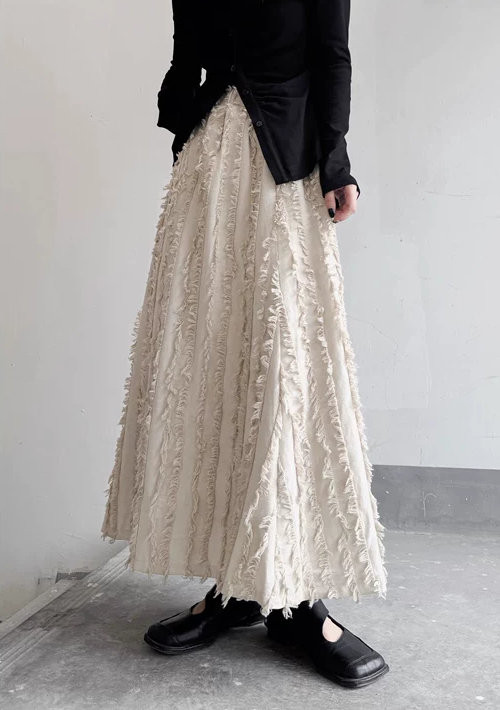 ふさふさのフリンジラインに温もりを感じる♪タックロングスカート