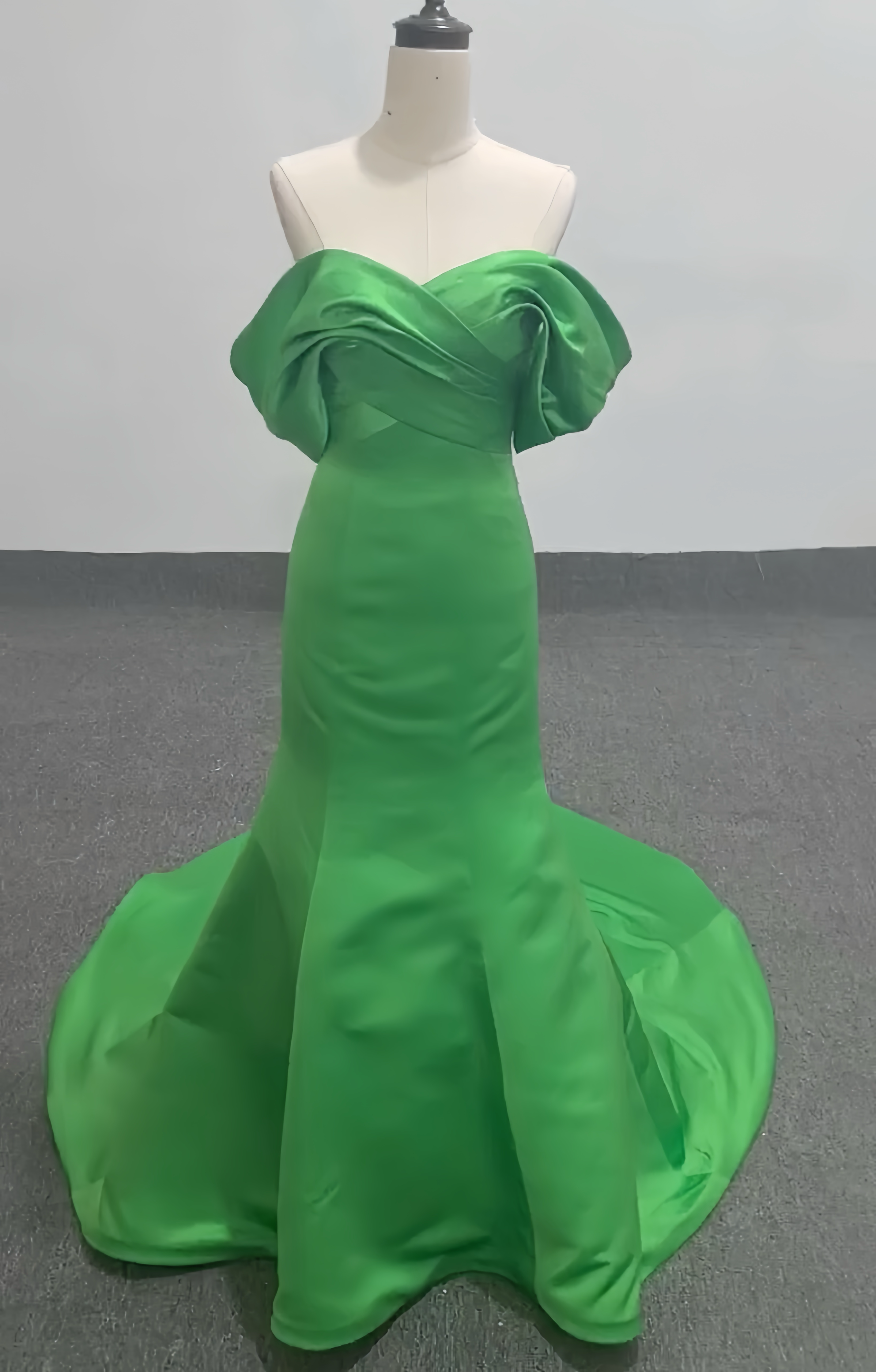 優雅なウェディングドレス　お色直し　マーメイドスカート　グリーン　オフショルダー　二の腕を隠せる　パーディードレス二次会