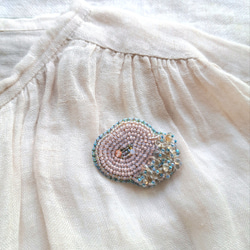 輝くピンク色の雲 雲のブローチ(ビーズ刺繍) ブローチ lotus tears