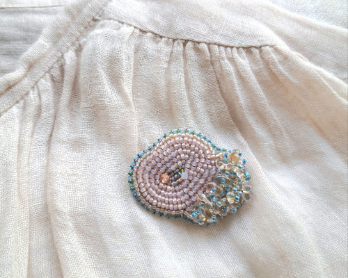 月と雲のブローチ　ストーングレー　刺繍ブローチ 輝くピンク色の雲 雲のブローチ(ビーズ刺繍) ブローチ lotus tears