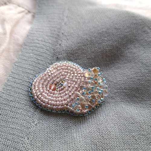輝くピンク色の雲 雲のブローチ(ビーズ刺繍) ブローチ lotus tears