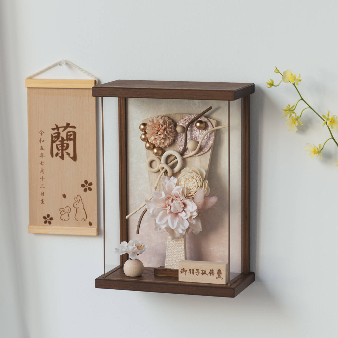 ことの羽子板（0125）すず　ブラウンケース｜コンパクトな木製羽子板飾り｜おしゃれな正月飾り｜ケース飾り｜壁掛け