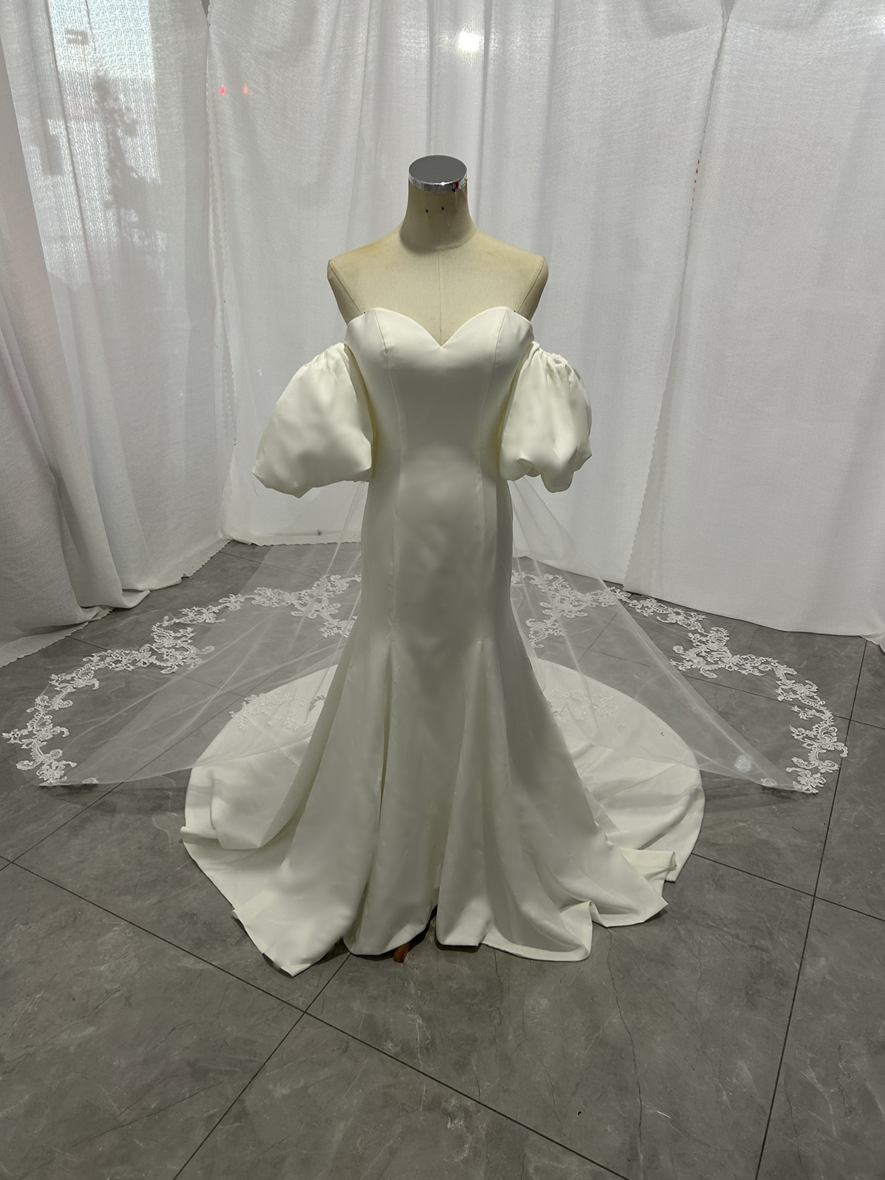 送料無料！ウエディングドレス 華やかなトレーン パフスリーブドレス クレープ生地 マーメイドライン ブライダル 結婚式