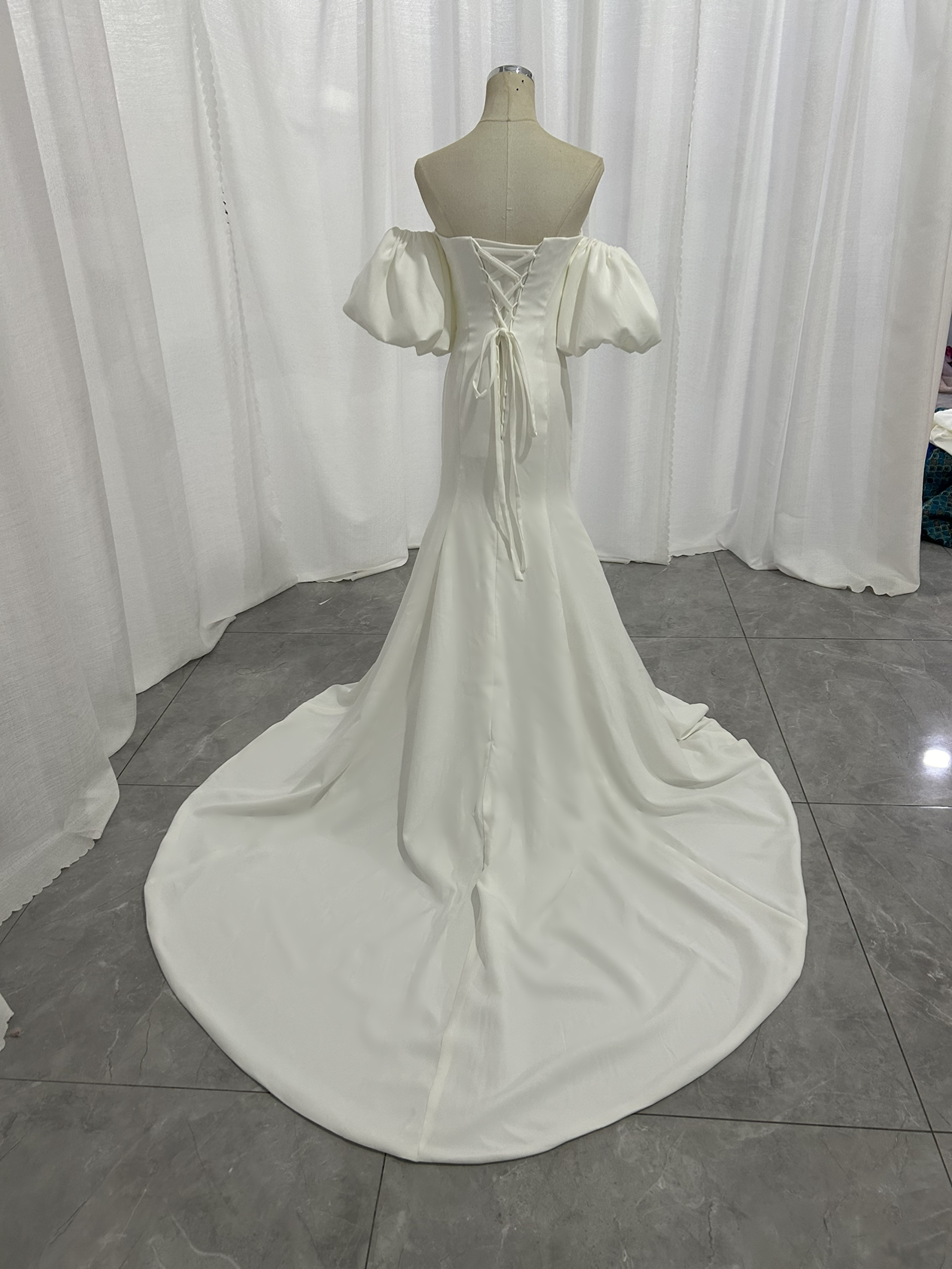 送料無料！ウエディングドレス スレンダーライン パフスリーブドレス クレープ生地 マーメイドライン ブライダル 結婚式