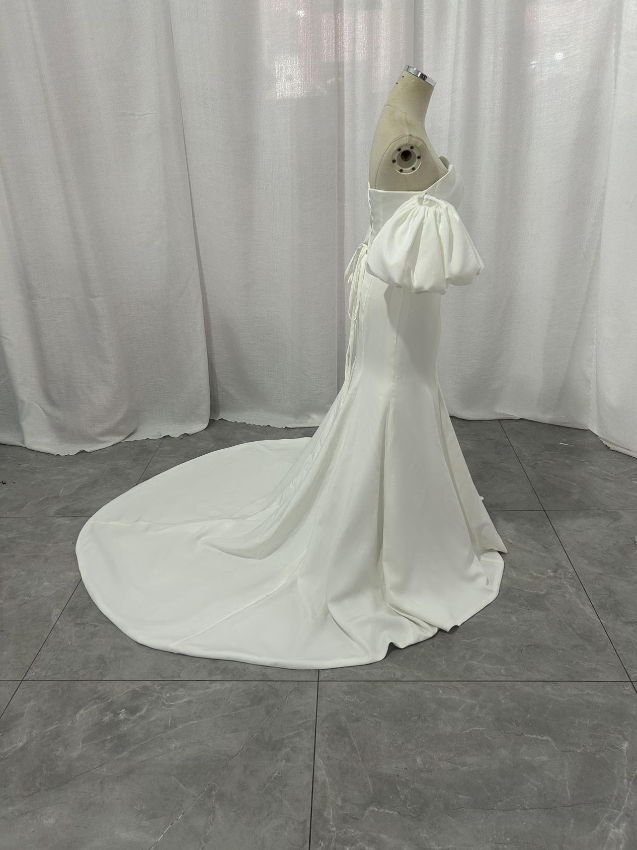 送料無料！ウエディングドレス スレンダーライン パフスリーブドレス クレープ生地 マーメイドライン ブライダル 結婚式