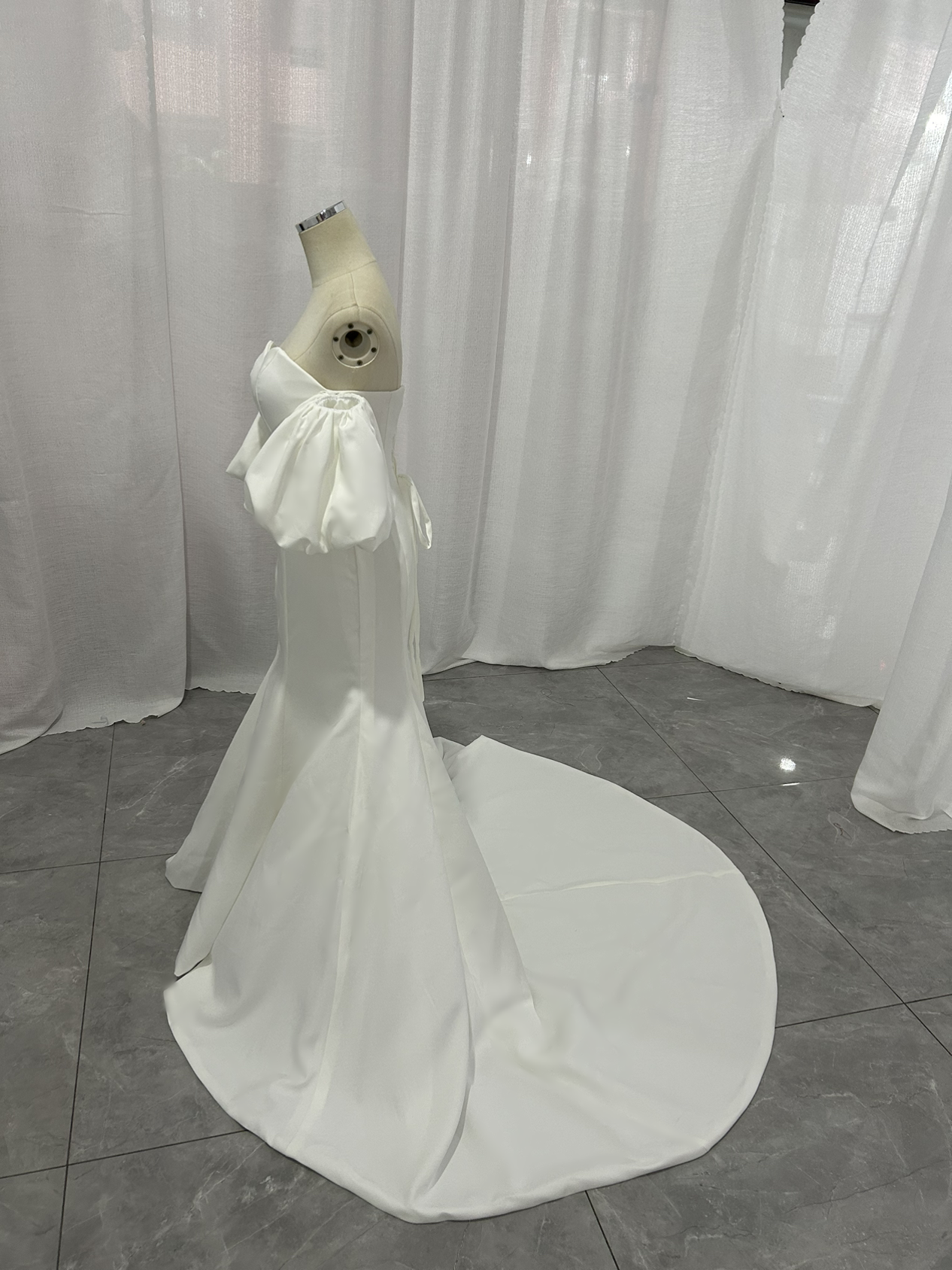 送料無料！ウエディングドレス スレンダーライン パフスリーブドレス クレープ生地 マーメイドライン ブライダル 結婚式