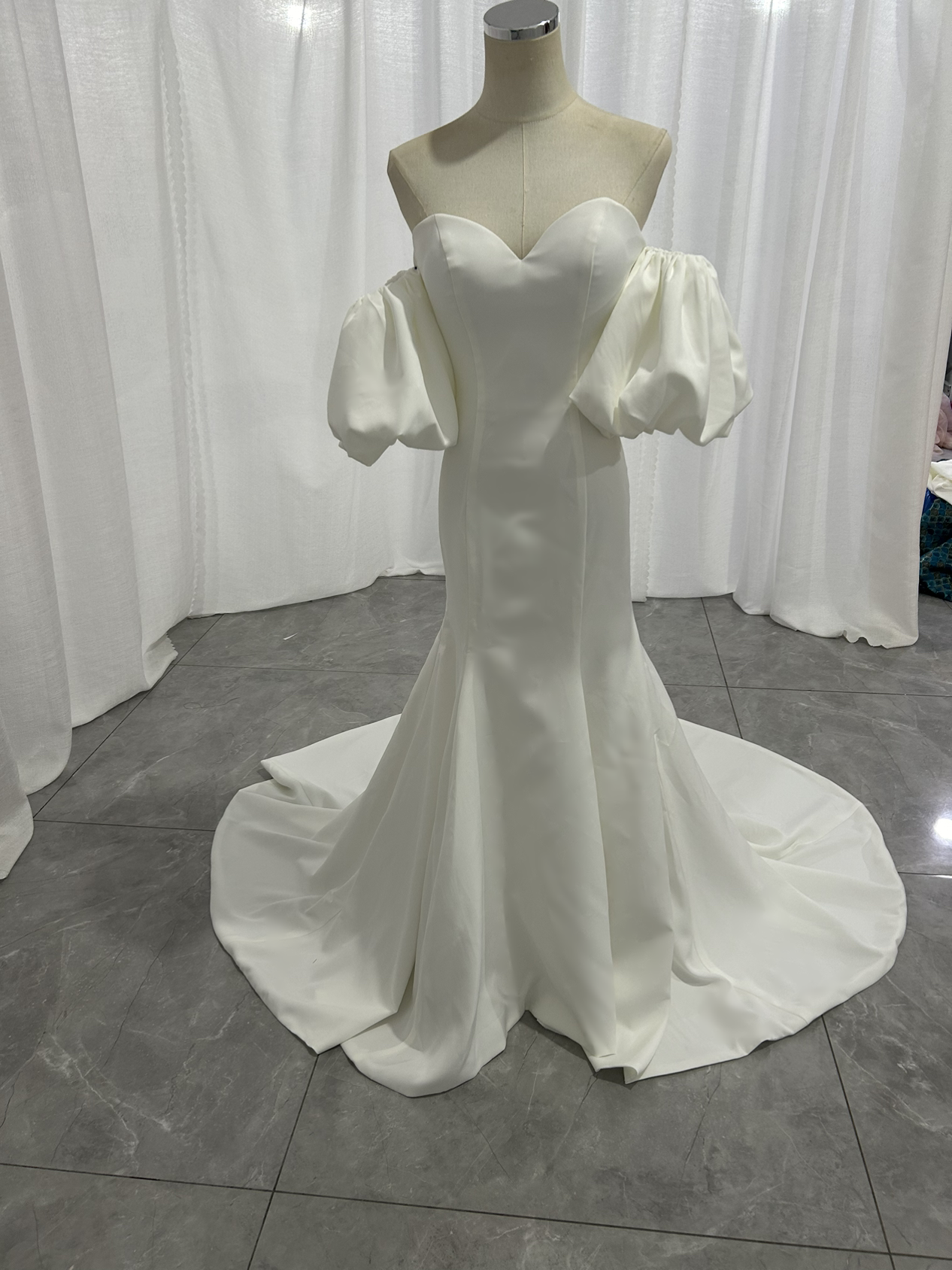 送料無料！ウエディングドレス スレンダーライン パフスリーブドレス クレープ生地 マーメイドライン ブライダル 結婚式